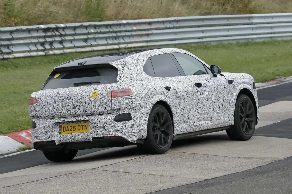 Bentley elettrica, il primo SUV a zero emissioni è già al Nürburgring: tutto quello che sappiamo (15)