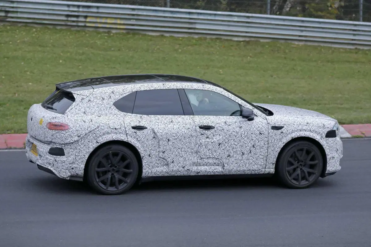 Bentley elettrica, il primo SUV a zero emissioni è già al Nürburgring: tutto quello che sappiamo (18)