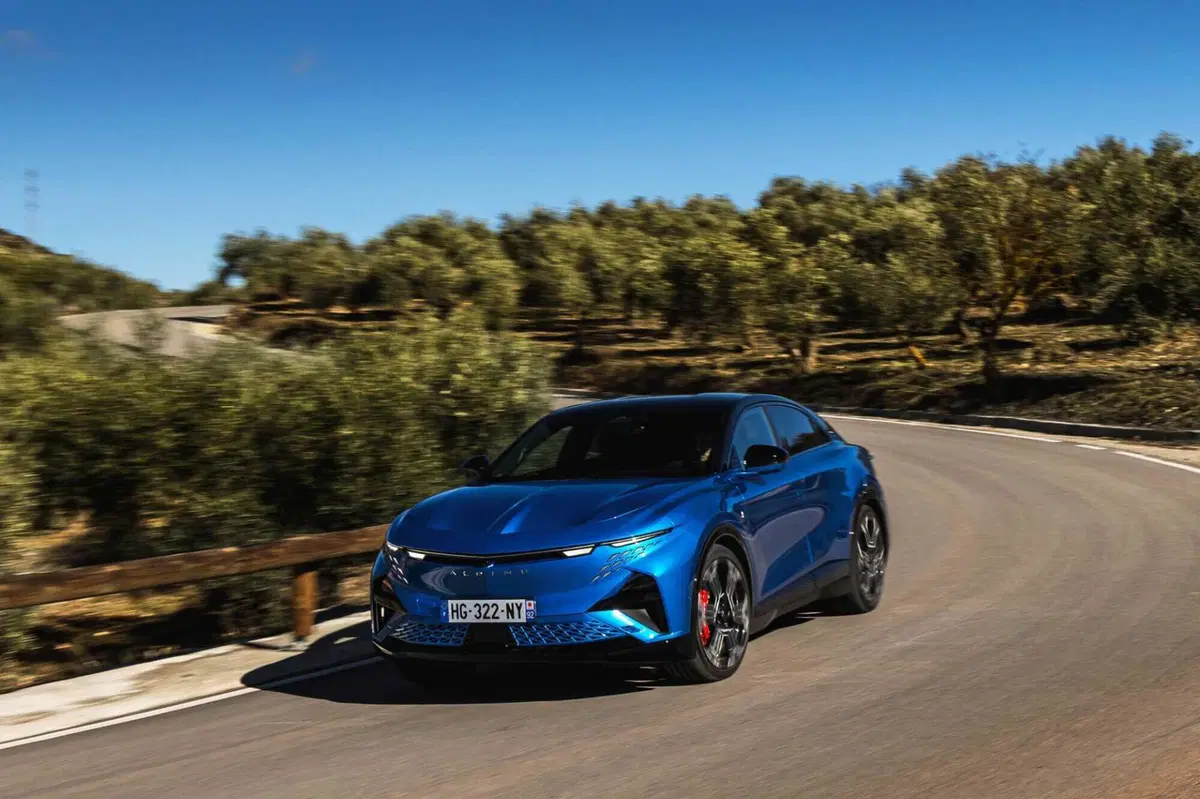 Alpine A390: la sport fastback elettrica da 470 CV che ridefinisce il piacere di guida (2)