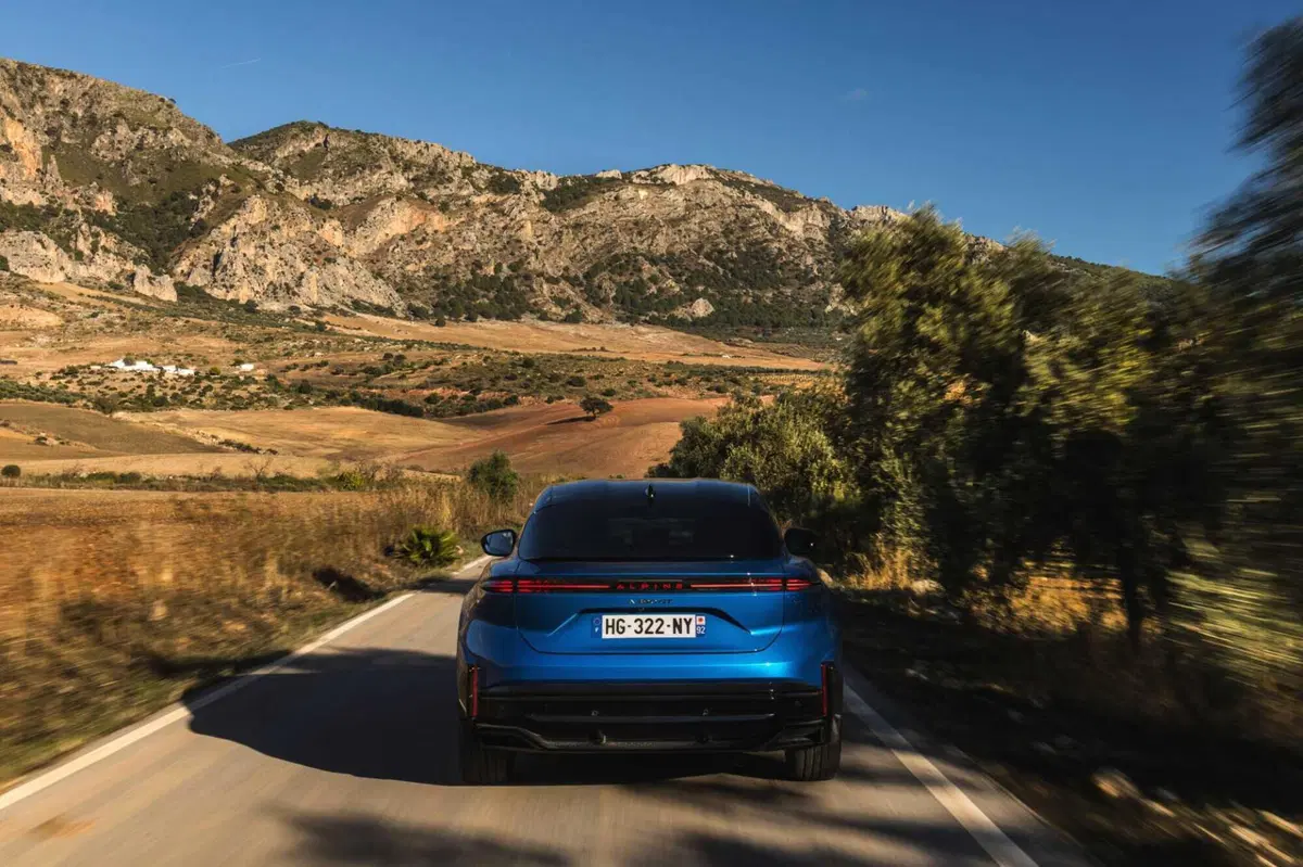 Alpine A390: la sport fastback elettrica da 470 CV che ridefinisce il piacere di guida (4)