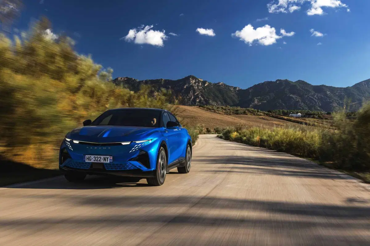 Alpine A390: la sport fastback elettrica da 470 CV che ridefinisce il piacere di guida (7)