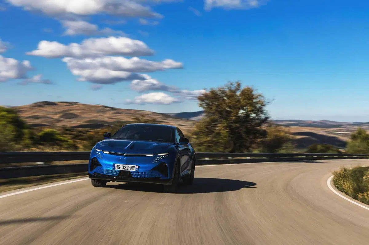 Alpine A390: la sport fastback elettrica da 470 CV che ridefinisce il piacere di guida (8)