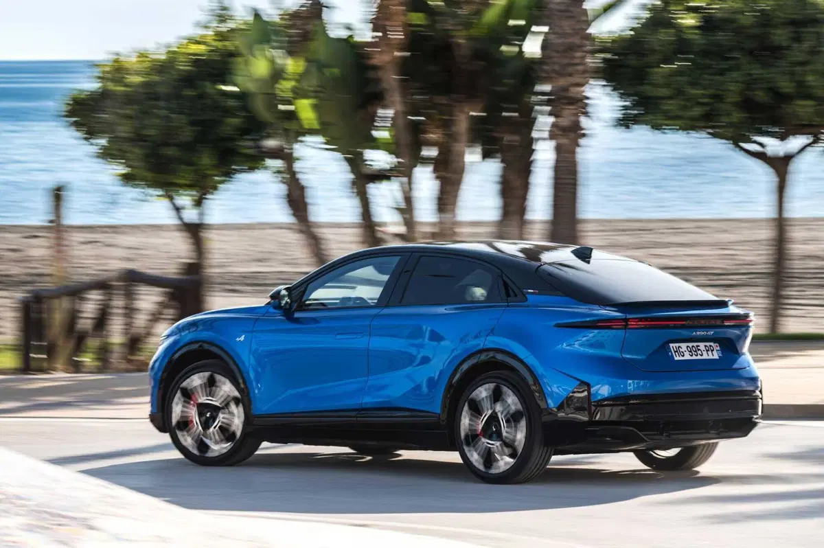 Alpine A390: la sport fastback elettrica da 470 CV che ridefinisce il piacere di guida (9)