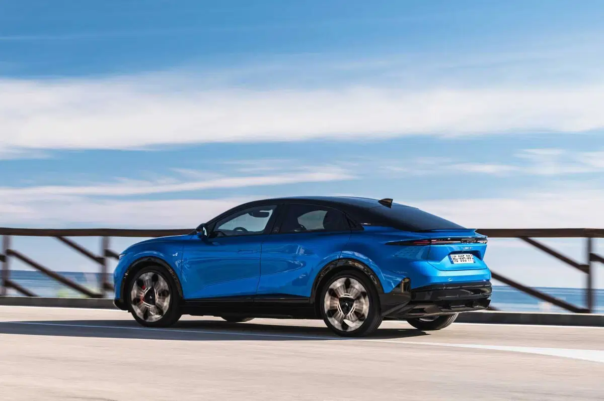 Alpine A390: la sport fastback elettrica da 470 CV che ridefinisce il piacere di guida (10)