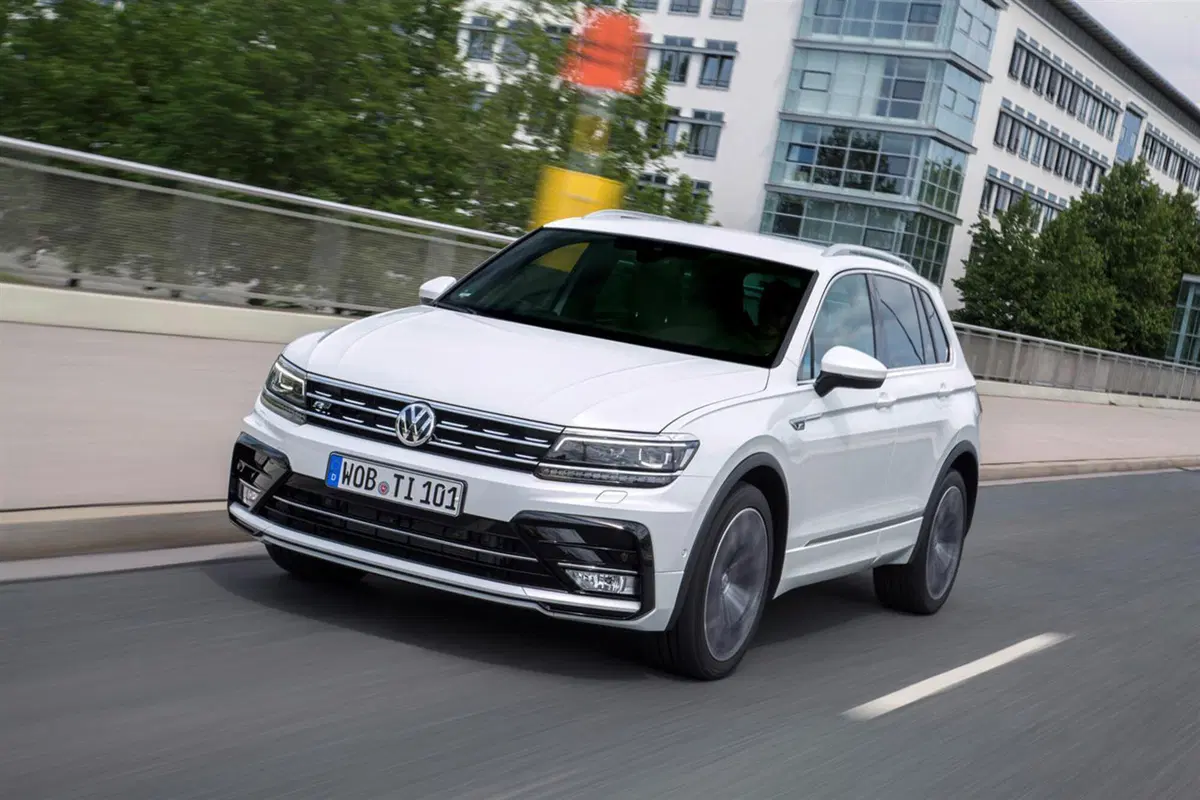 Volkswagen Tiguan R-Line 4motion 2.0 TDI 240 CV (2)