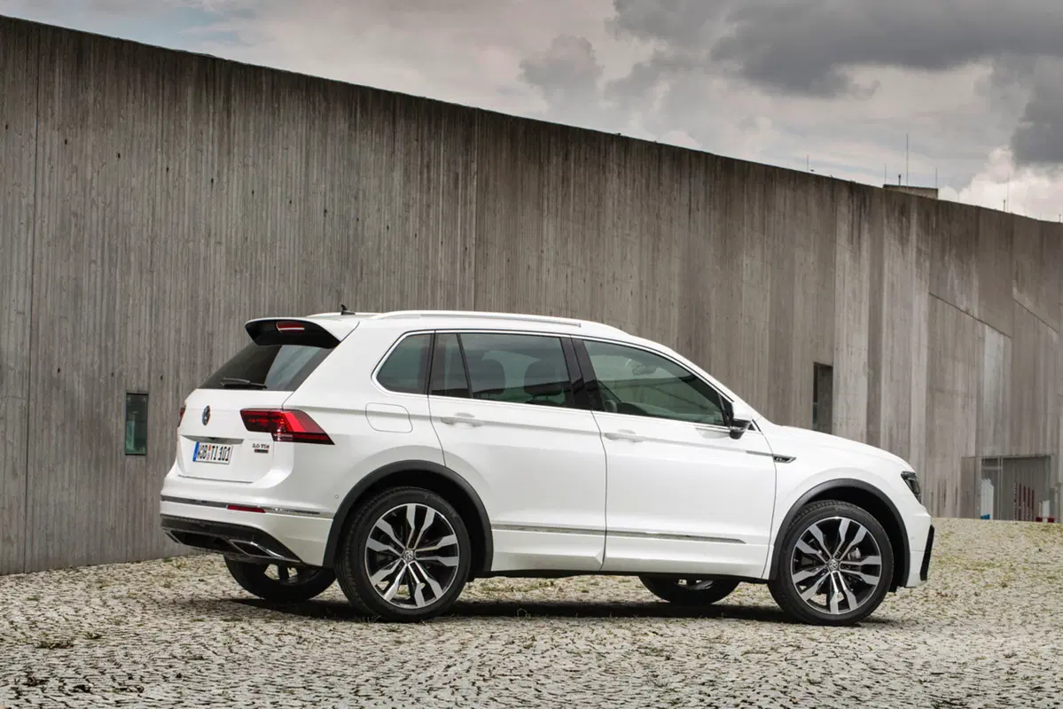 Volkswagen Tiguan R-Line 4motion 2.0 TDI 240 CV (4)