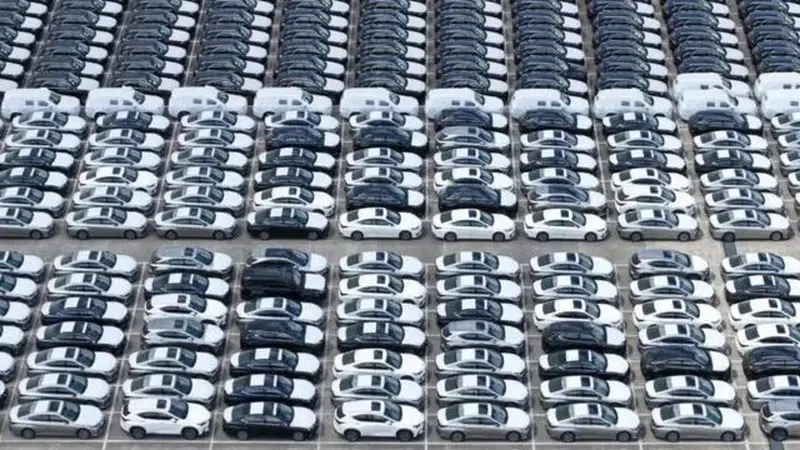 Ma il mercato delle auto elettriche cinesi sta implodendo? Ecco cosa succede davvero (e quali sono le conseguenze globali)