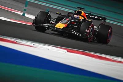 F1. Con la pole ad Abu Dhabi, Max Verstappen cercher&agrave; di prendersi di forza il mondiale che merita