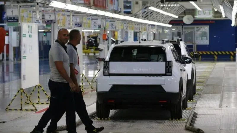 Stellantis: dall'Italia alla Serbia per lavorare, la fuga degli operari per sfuggire a cassa integrazione e tagli. "A Pomigliano non si vive con 1.200 euro"