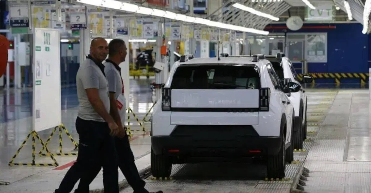 Stellantis: dall'Italia alla Serbia per lavorare, la fuga degli operari per sfuggire a cassa integrazione e tagli. "A Pomigliano non si vive con 1.200 euro"