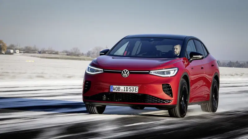Volkswagen richiama le ID.4 2023 e 2024 per un potenziale difetto alle celle della batteria: rischio incendio durante la ricarica rapida