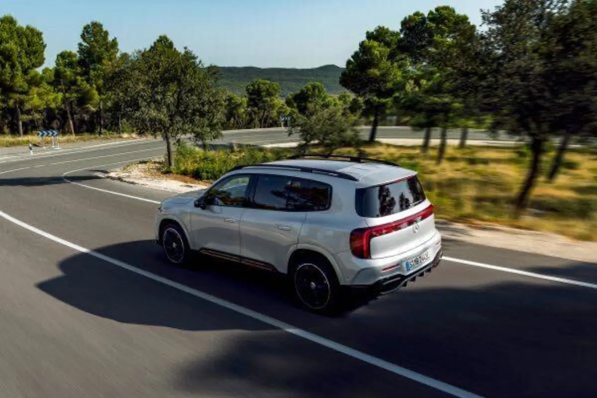 Nuova Mercedes GLB: il SUV a 7 posti si rinnova e diventa elettrico [VIDEO] (10)