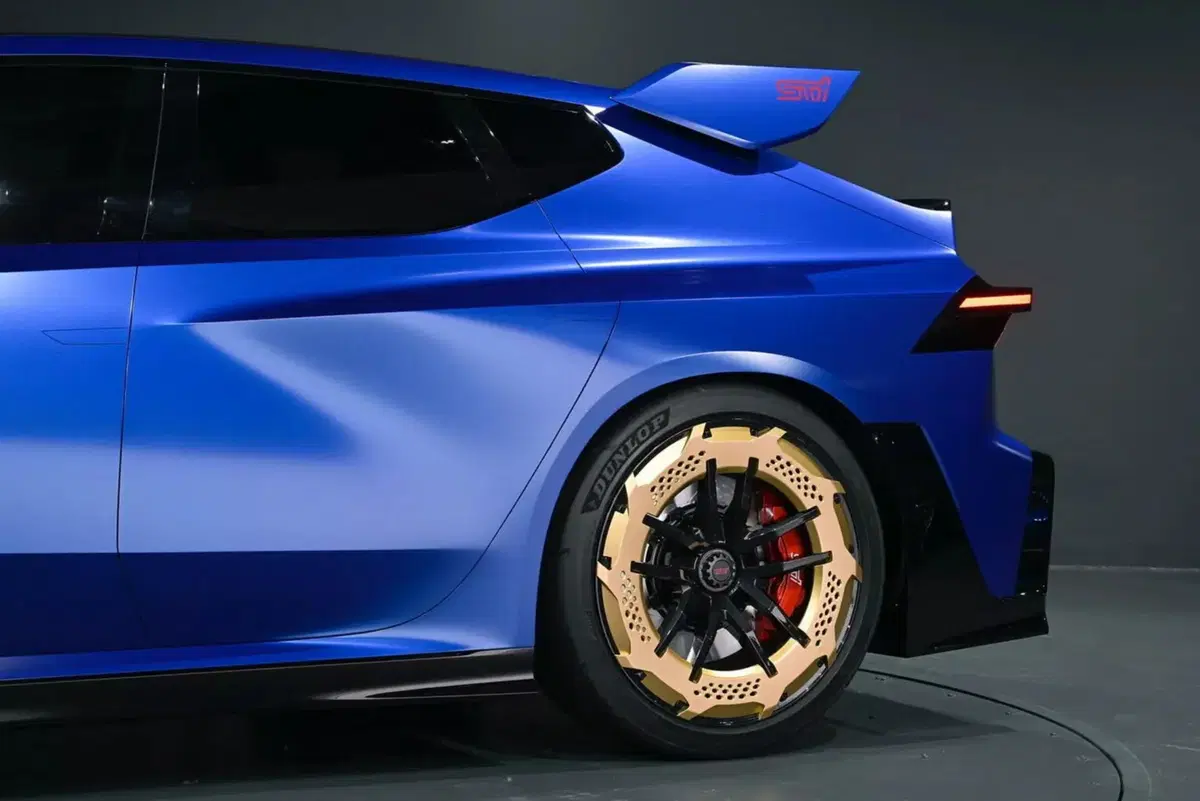 Due STI, ma la scelta spetta a te: Subaru lancia la sfida ai fan (7)