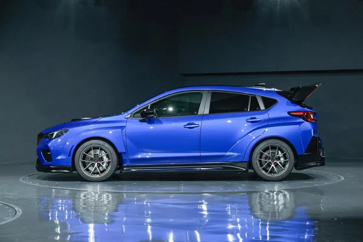 Due STI, ma la scelta spetta a te: Subaru lancia la sfida ai fan (2)