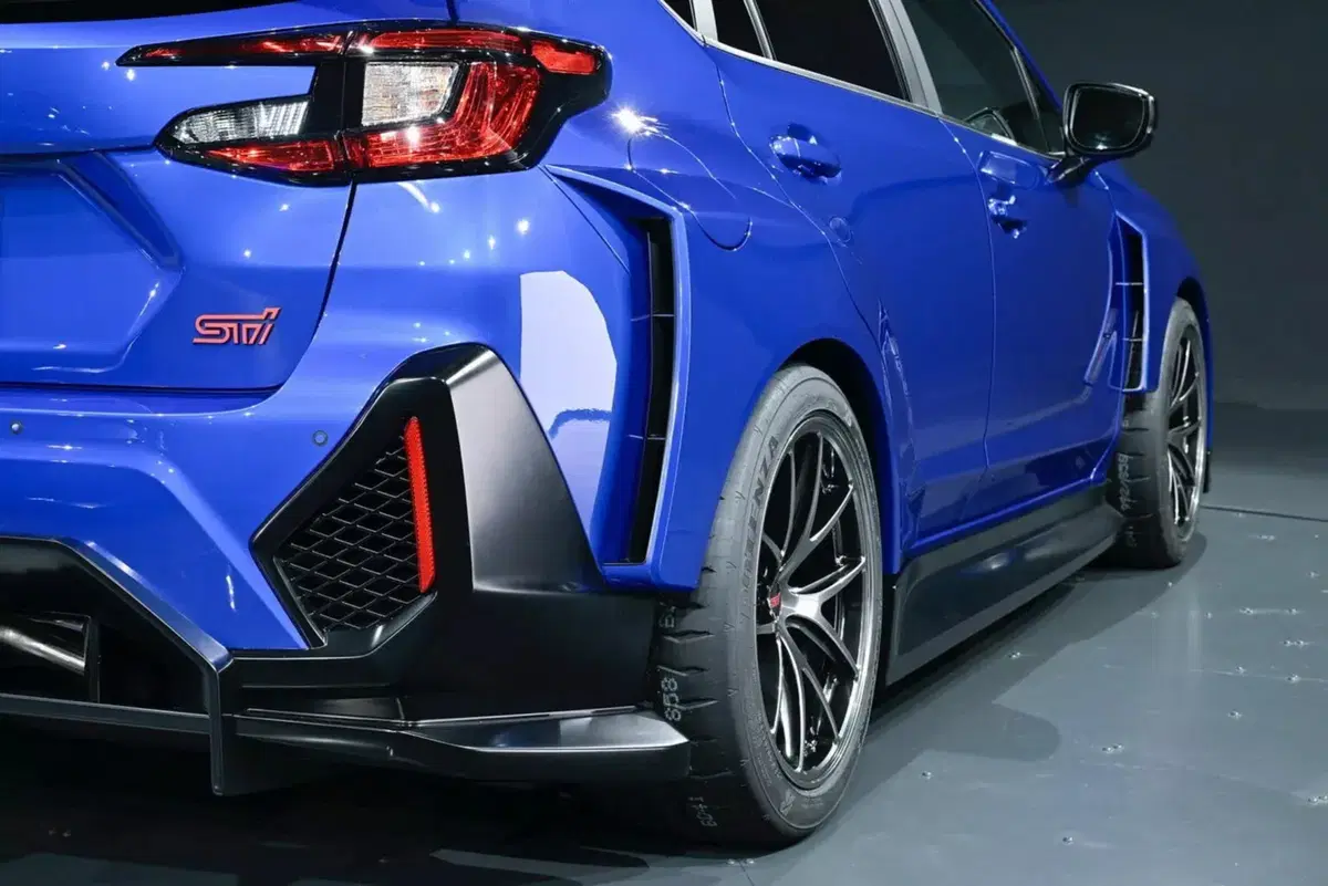 Due STI, ma la scelta spetta a te: Subaru lancia la sfida ai fan (10)
