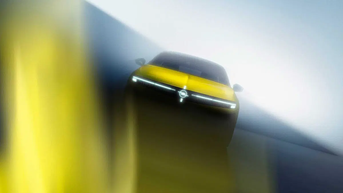 Nuova Opel Astra 2026: debutto mondiale a Bruxelles con 454 km di autonomia elettrica
