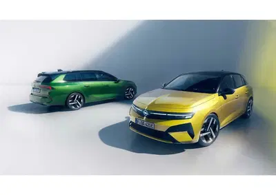 Opel Astra 2026, il restyling che non ti aspetti: 50.000 LED e cuore elettrico da 454 km