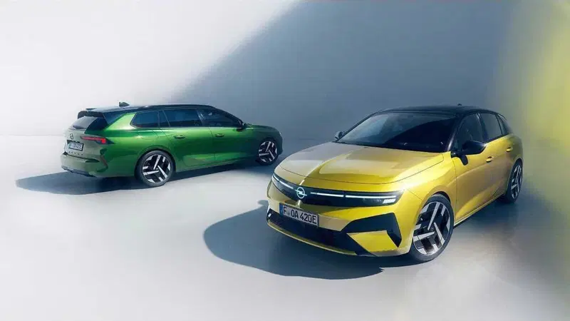 Opel Astra 2026, il restyling che non ti aspetti: 50.000 LED e cuore elettrico da 454 km