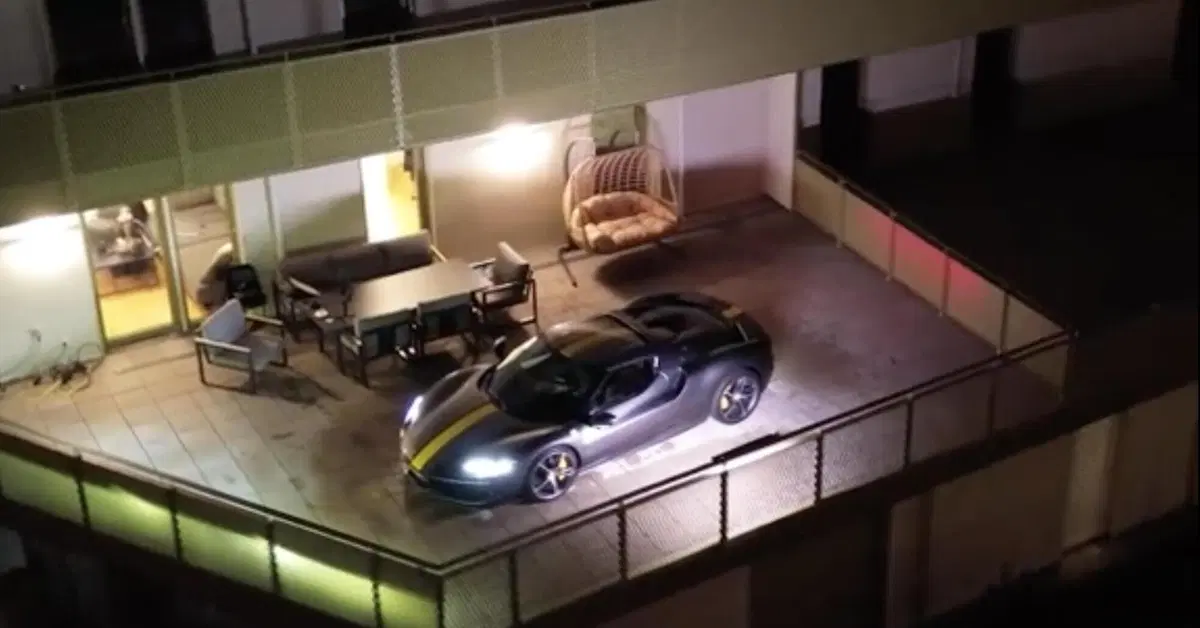 Parcheggia la Ferrari da 300.000 euro sul balcone di casa: "Volevo una teca di vetro illuminata". Poi arriva la polizia