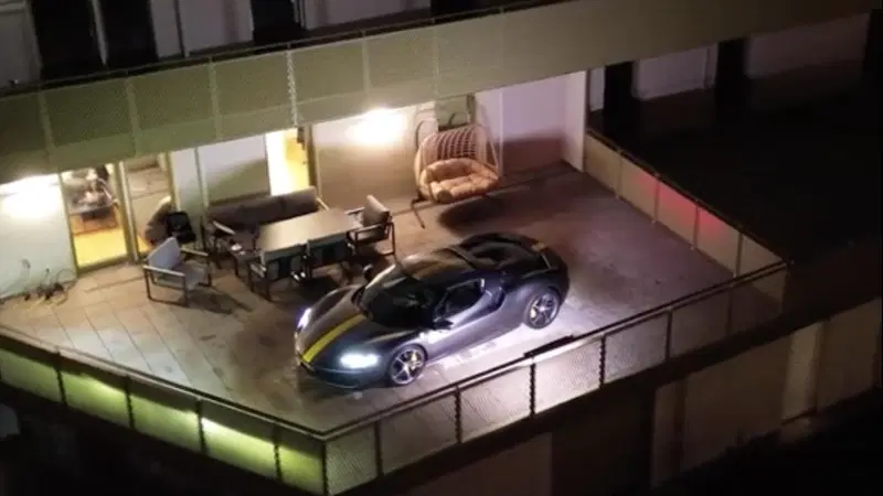 Parcheggia la Ferrari da 300.000 euro sul balcone di casa: "Volevo una teca di vetro illuminata". Poi arriva la polizia