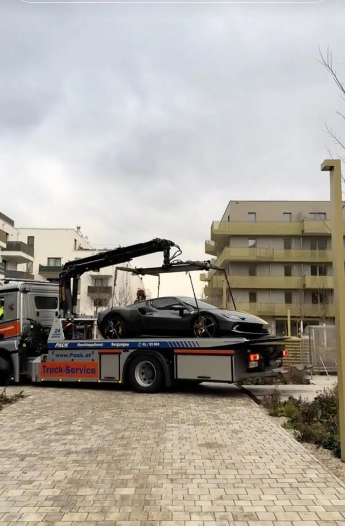 Parcheggia la Ferrari da 300.000 euro sul balcone di casa: "Volevo una teca di vetro illuminata". Poi arriva la polizia
