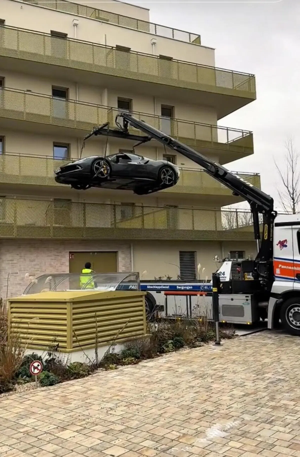 Parcheggia la Ferrari da 300.000 euro sul balcone di casa: "Volevo una teca di vetro illuminata". Poi arriva la polizia (2)