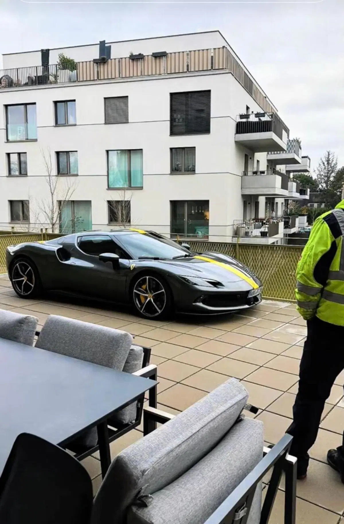 Parcheggia la Ferrari da 300.000 euro sul balcone di casa: "Volevo una teca di vetro illuminata". Poi arriva la polizia (3)