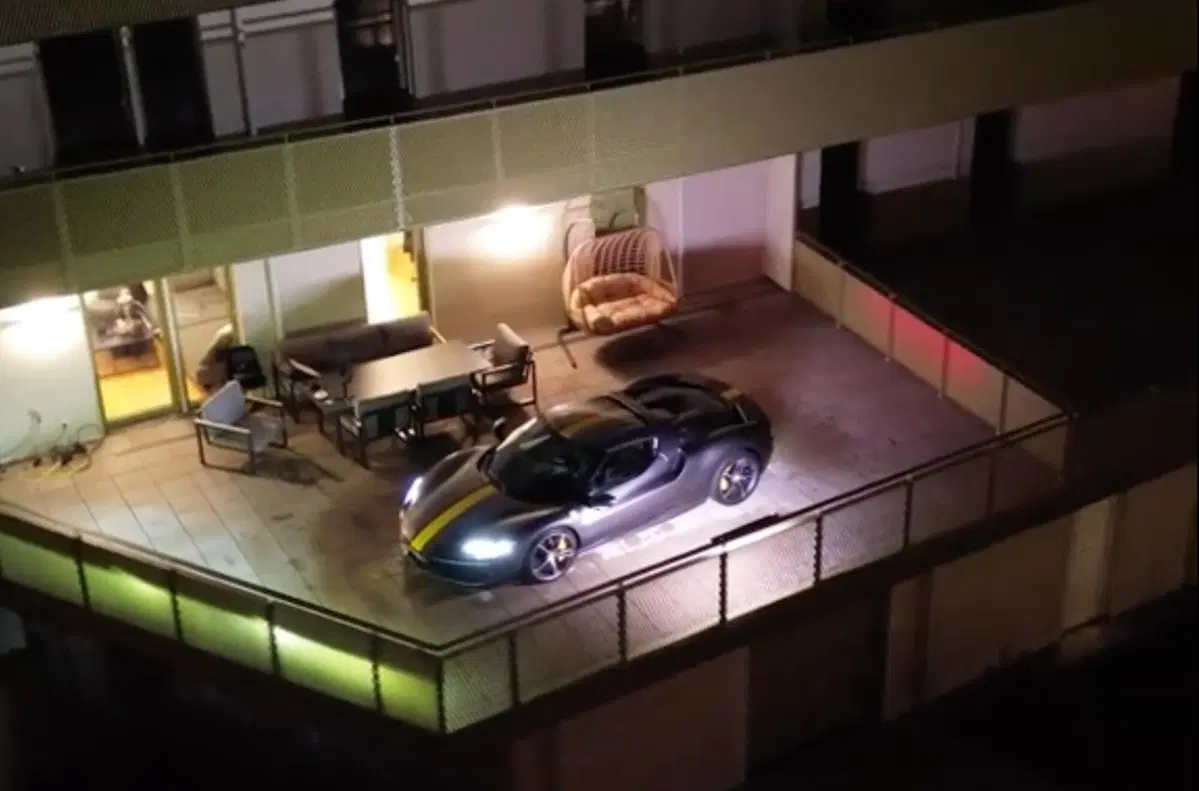 Parcheggia la Ferrari da 300.000 euro sul balcone di casa: "Volevo una teca di vetro illuminata". Poi arriva la polizia (4)