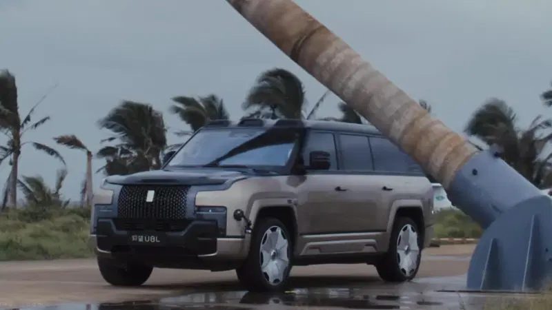 Un tronco da 2 tonnellate sul tetto: il test di BYD sulla Yangwang U8L lascia tutti a bocca aperta (VIDEO)