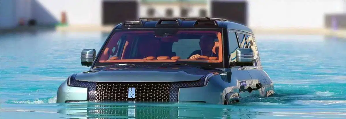 Un tronco da 2 tonnellate sul tetto: il test di BYD sulla Yangwang U8L lascia tutti a bocca aperta