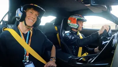 F1. Jannik Sinner e l&rsquo;hot lap con Kimi Antonelli ad Abu Dhabi: &ldquo;Che controllo dell&rsquo;auto, &egrave; come per me con il tennis&rdquo;