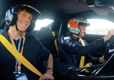 F1. Jannik Sinner e l’hot lap con Kimi Antonelli ad Abu Dhabi: “Che controllo dell’auto, è come per me con il tennis”