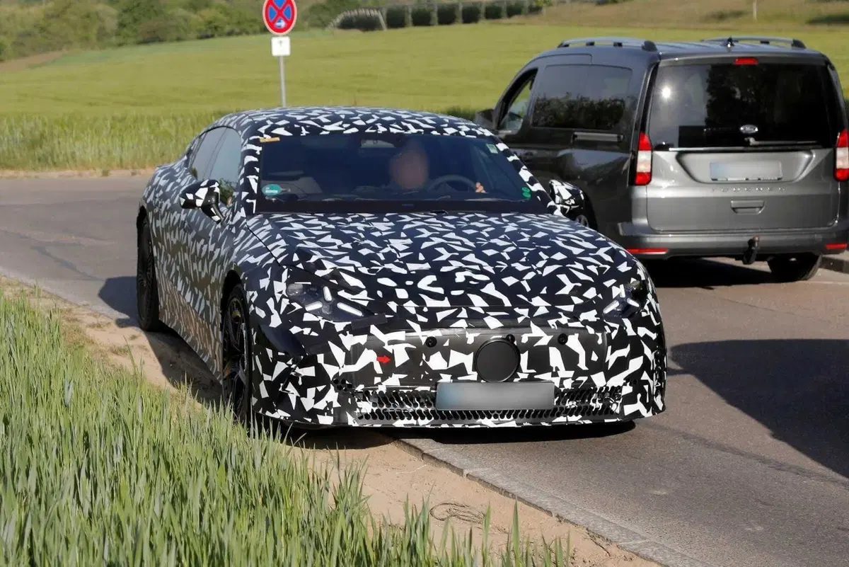 Mercedes-AMG GT elettrica 2026: potenza da hypercar, efficienza da compatta