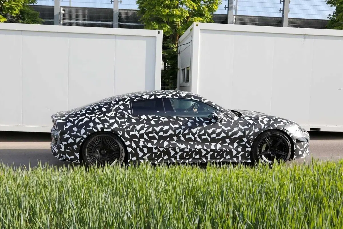 Mercedes-AMG GT elettrica 2026: potenza da hypercar, efficienza da compatta (4)