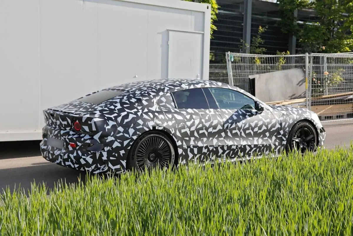 Mercedes-AMG GT elettrica 2026: potenza da hypercar, efficienza da compatta (5)