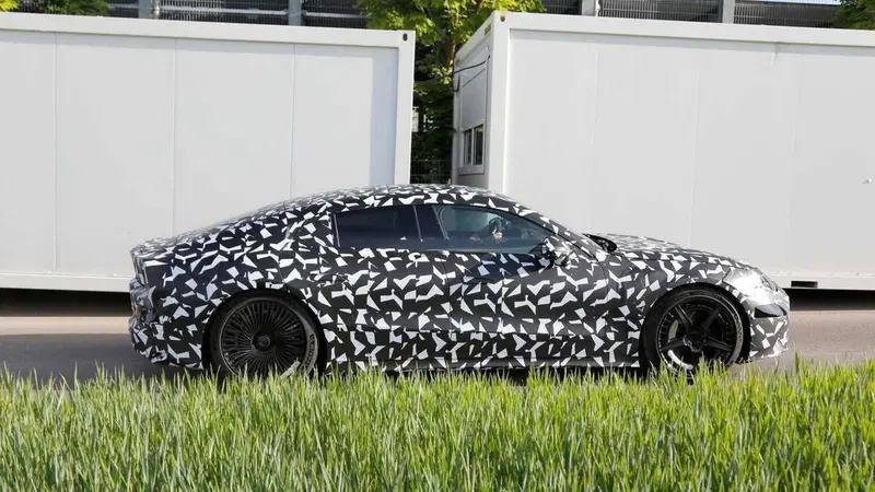 Mercedes-AMG GT elettrica 2026: potenza da hypercar, efficienza da compatta