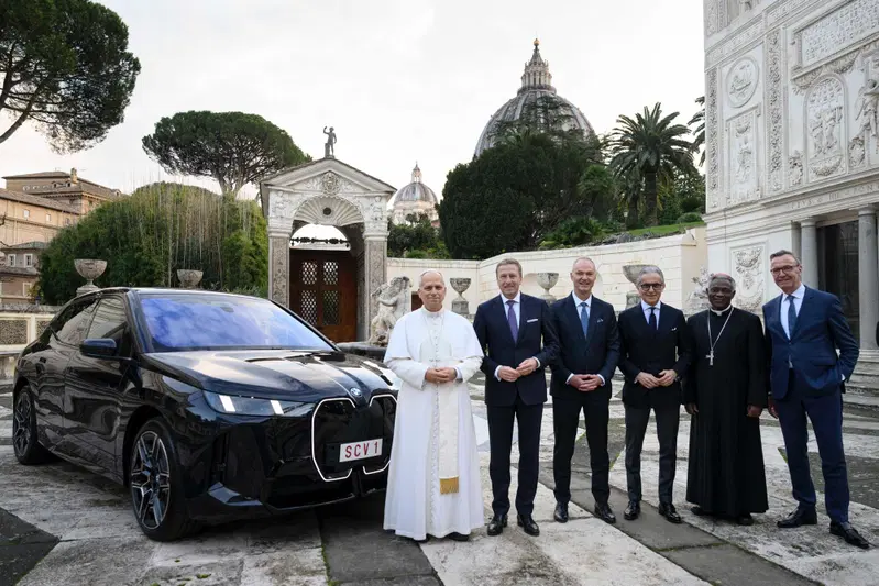 Il BMW Group consegna al Santo Padre una BMW iX60