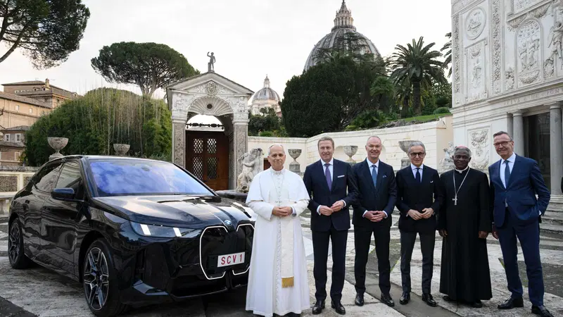 Papa Leone XIV sceglie BMW: ecco la nuova auto elettrica del Pontefice con 700 km di autonomia