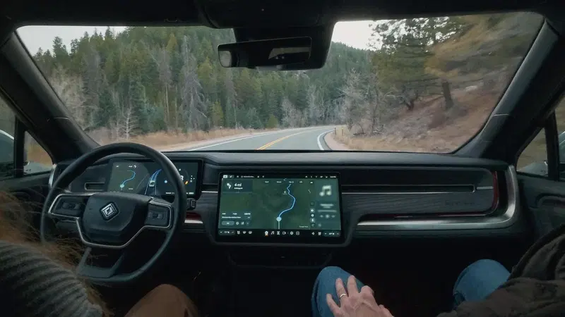 Rivian svela il suo chip e punta alla guida autonoma Level 4: ecco cosa cambia per il futuro EV