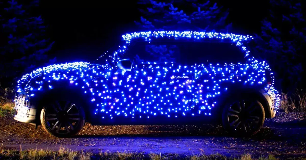 Luci di Natale sulle auto? Ecco perch&eacute; c&rsquo;&egrave; il rischio di multa