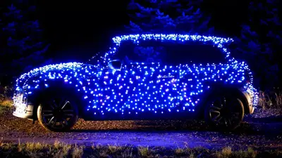 Luci di Natale sulle auto? Ecco perch&eacute; c&rsquo;&egrave; il rischio di multa