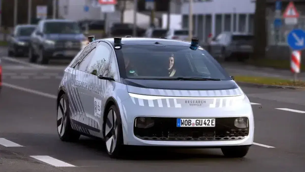 Volkswagen lancia il suo robotaxi: niente volante, niente pedali e sfida Tesla