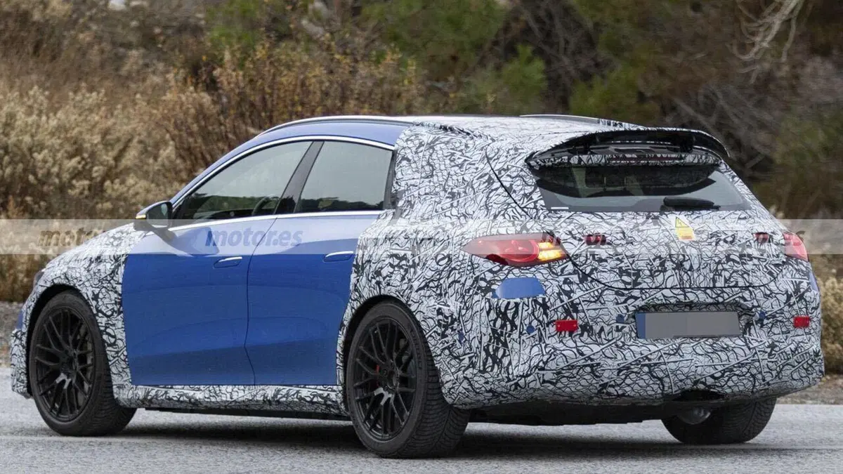 Mercedes-AMG CLA Shooting Brake 2027: i test invernali svelano la futura wagon sportiva di Stoccarda (5)