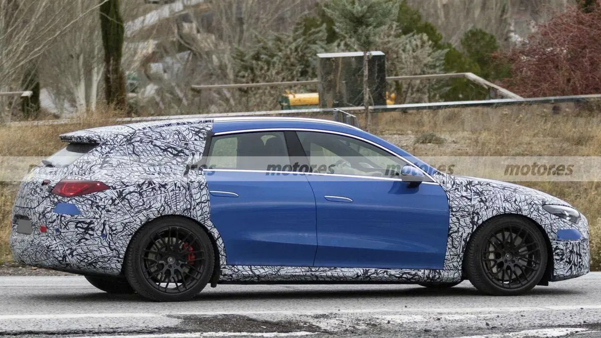 Mercedes-AMG CLA Shooting Brake 2027: i test invernali svelano la futura wagon sportiva di Stoccarda (10)