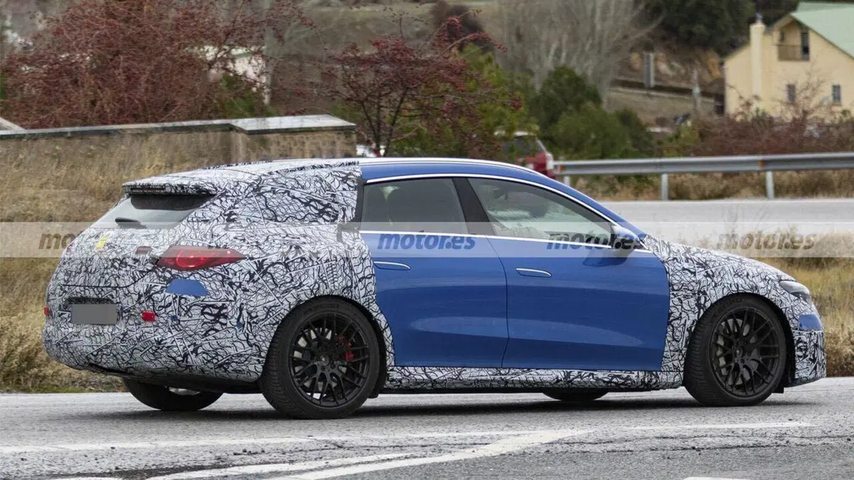 Mercedes-AMG CLA Shooting Brake 2027: i test invernali svelano la futura wagon sportiva di Stoccarda (11)