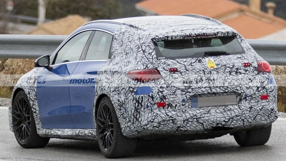 Mercedes-AMG CLA Shooting Brake 2027: i test invernali svelano la futura wagon sportiva di Stoccarda (14)
