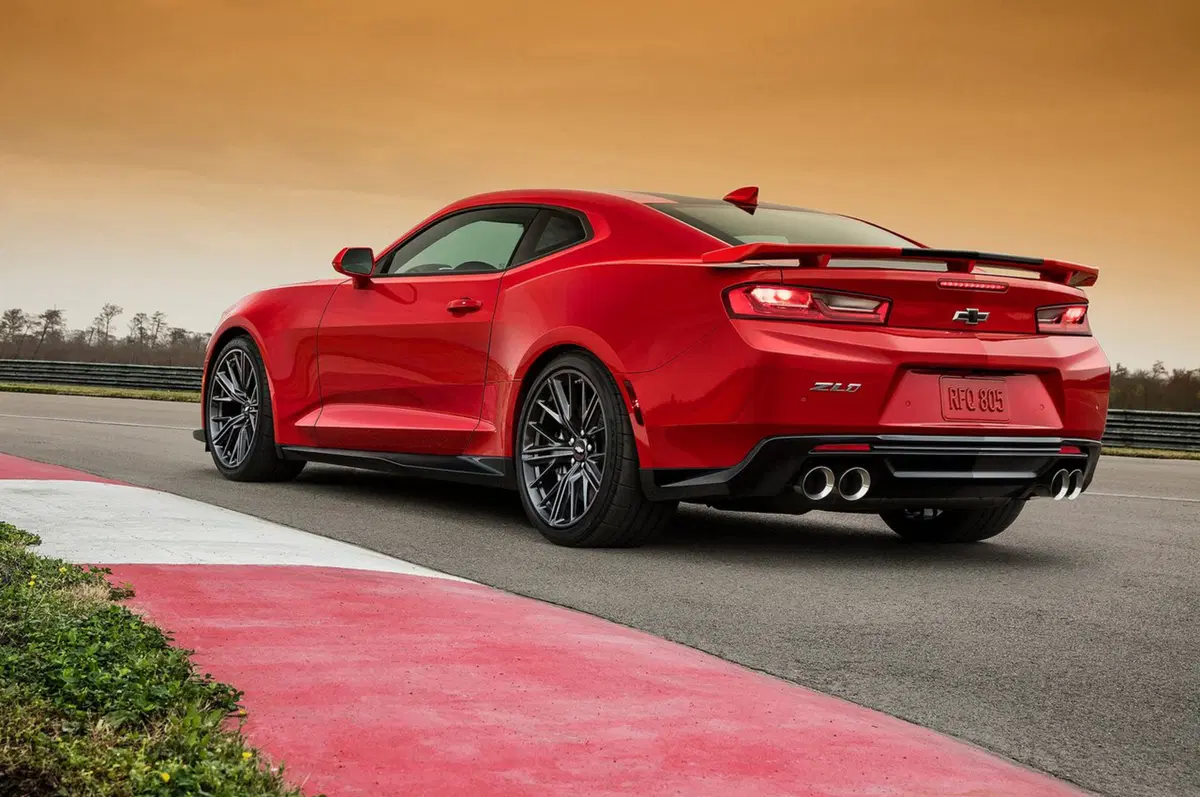 Chevrolet Camaro ZL1, svelate le prestazioni. Sono da urlo (2)
