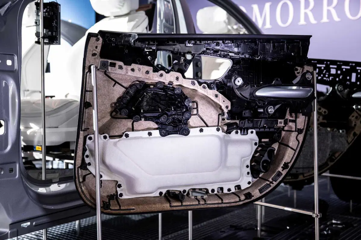 Mercedes-Benz Tomorrow XX: ecco come la Stella reinventa l'auto del futuro partendo dai rifiuti (19)