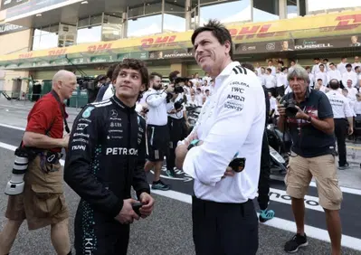F1. Antonelli incanta la Mercedes, Wolff confessa: “A 19 anni io ero un idiota, Kimi regge pressioni che non avrei mai sopportato”