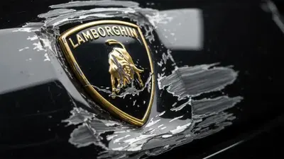 Lamborghini Urus coinvolta in un grave incidente sulla A8: traffico fermo e dei danni a sei cifre